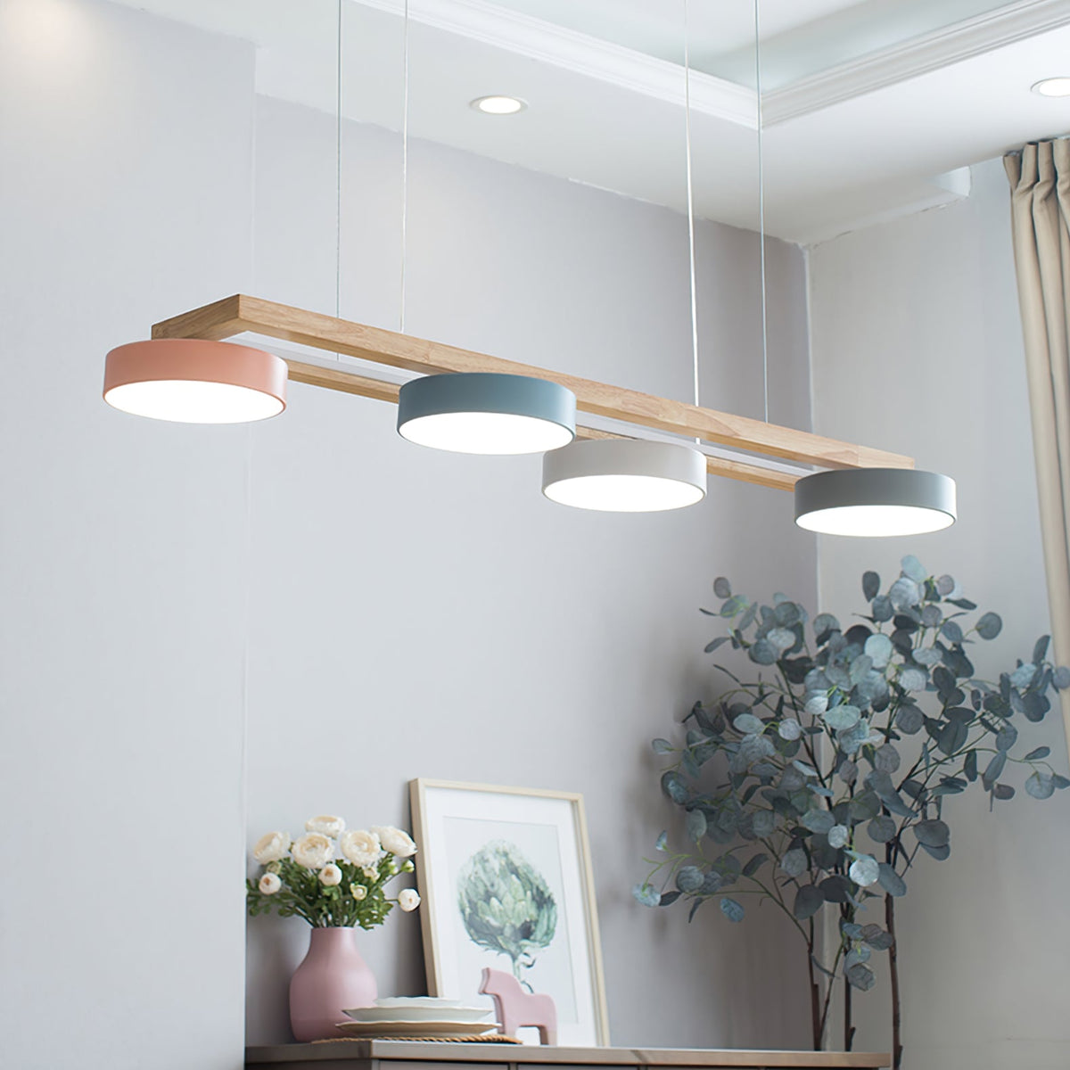 Lustre en bois linéaire avec motif d’oiseaux