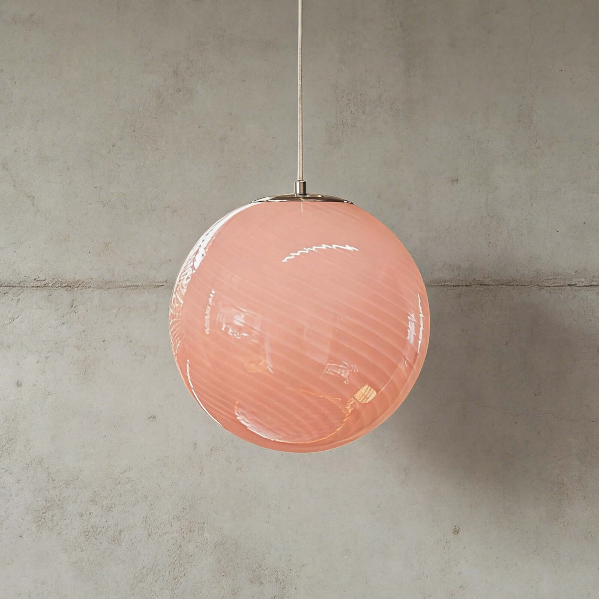 Suspension en forme de globe en verre torsadé