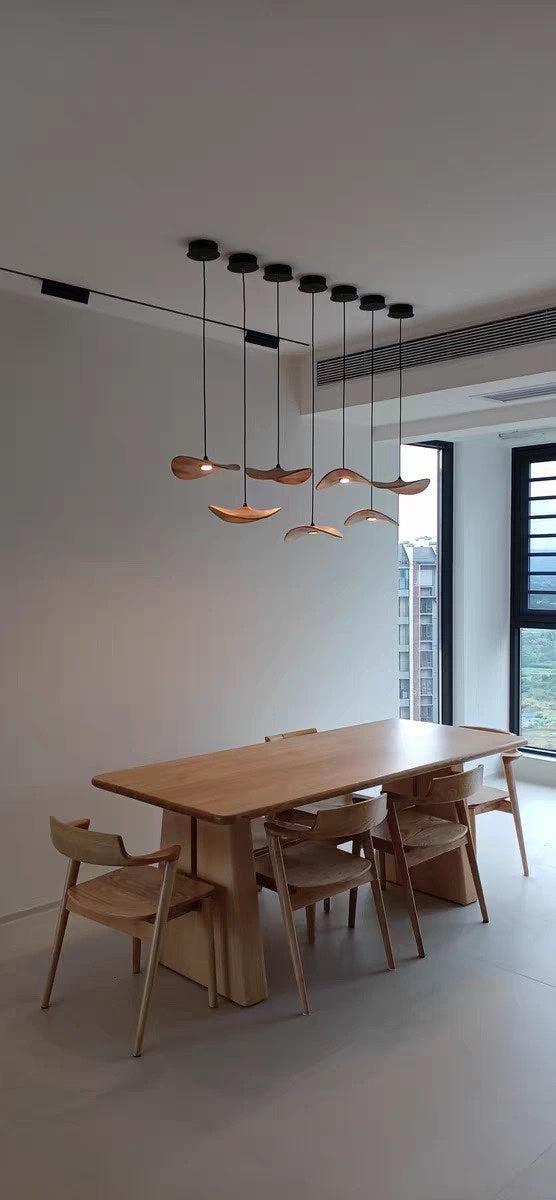 Suspension en bois ondulé en forme de feuille