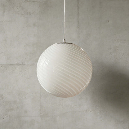 Suspension en forme de globe en verre torsadé