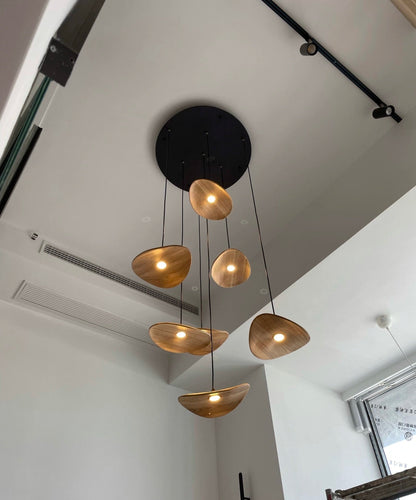 Suspension en bois ondulé en forme de feuille
