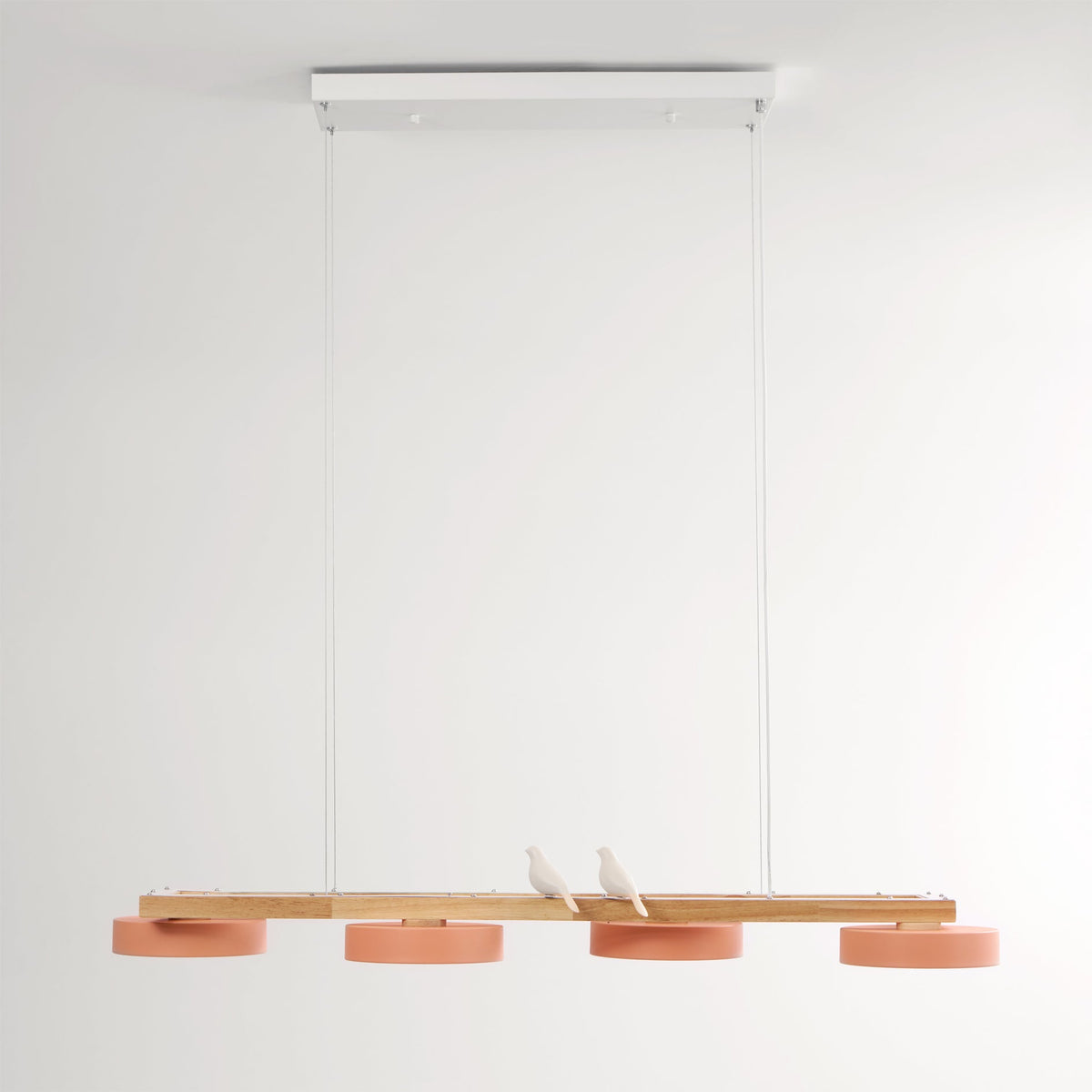 Lustre en bois linéaire avec motif d’oiseaux