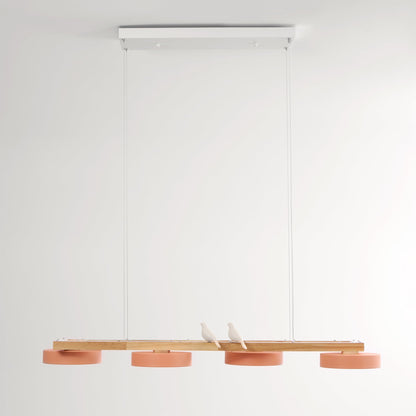 Lustre en bois linéaire avec motif d’oiseaux