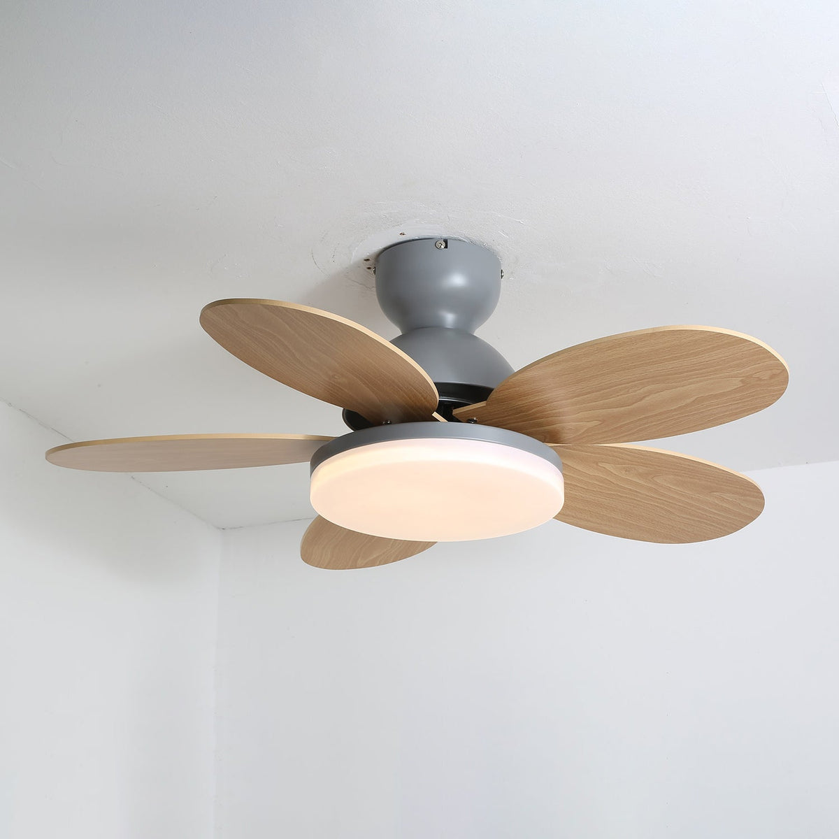 Ventilateur de plafond en bois à pales en forme de fleur