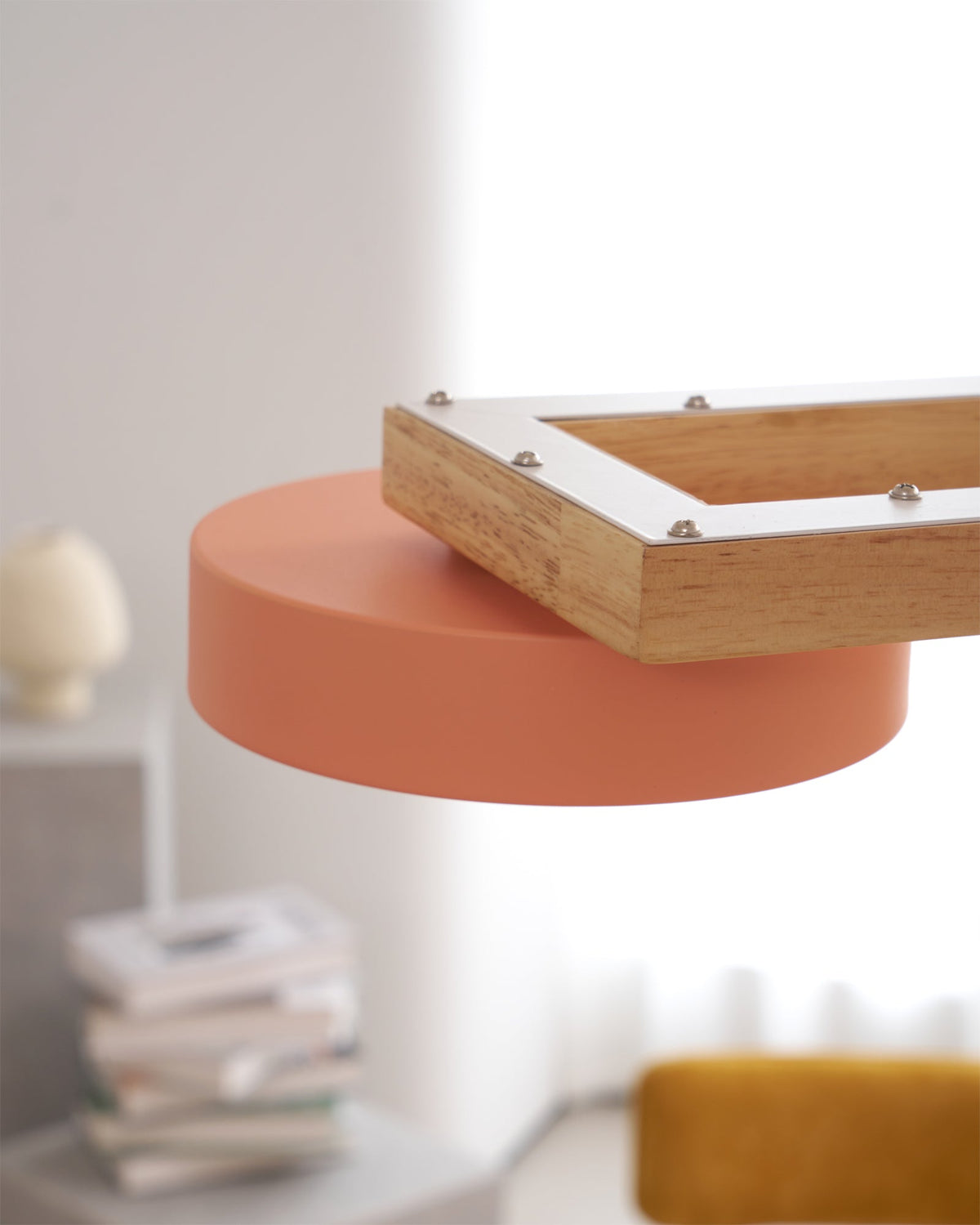 Lustre en bois linéaire avec motif d’oiseaux