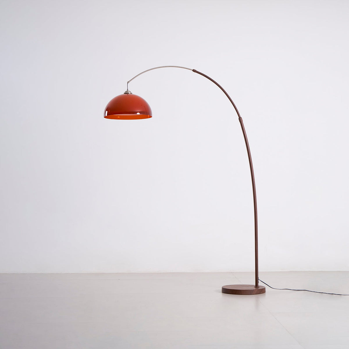 Lampadaire en noyer arqué Halberon