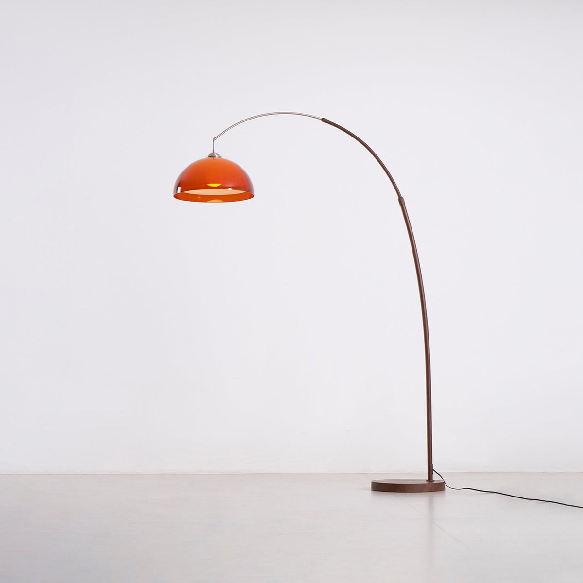 Lampadaire en noyer arqué Halberon