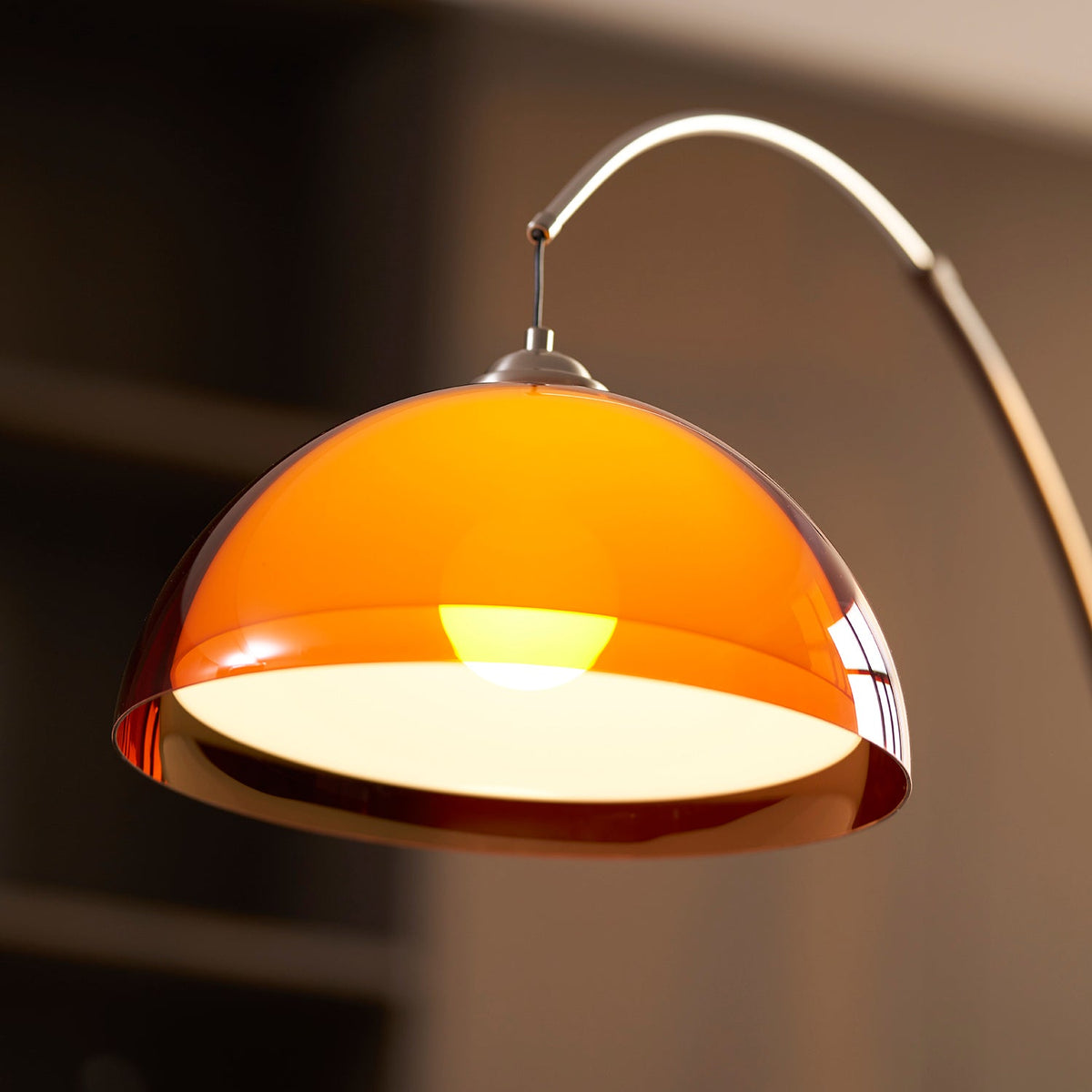 Lampadaire en noyer arqué Halberon