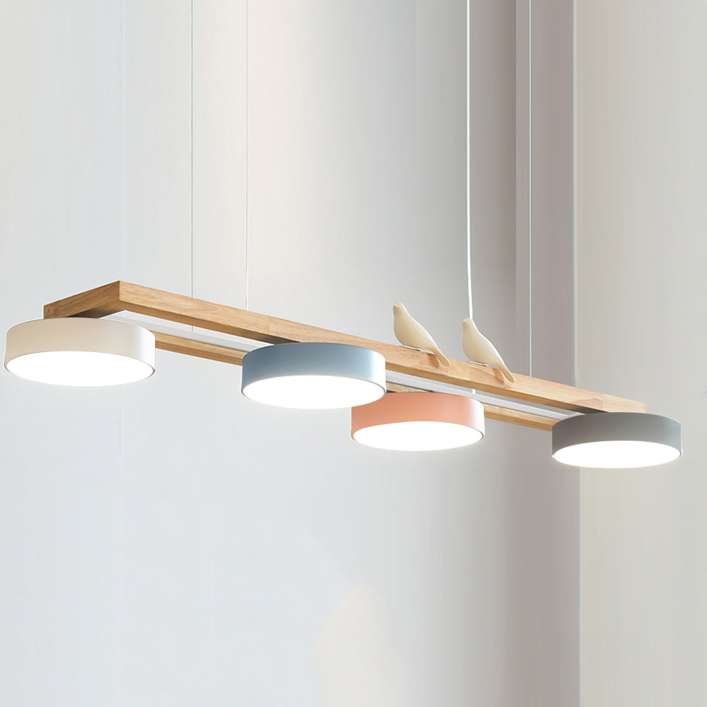 Lustre en bois linéaire avec motif d’oiseaux