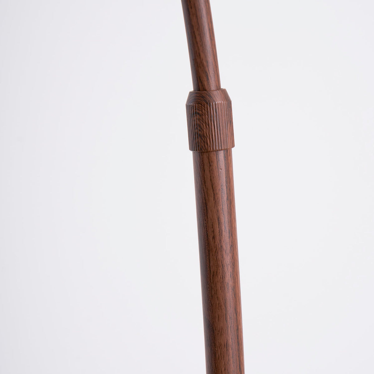 Lampadaire en noyer arqué Halberon
