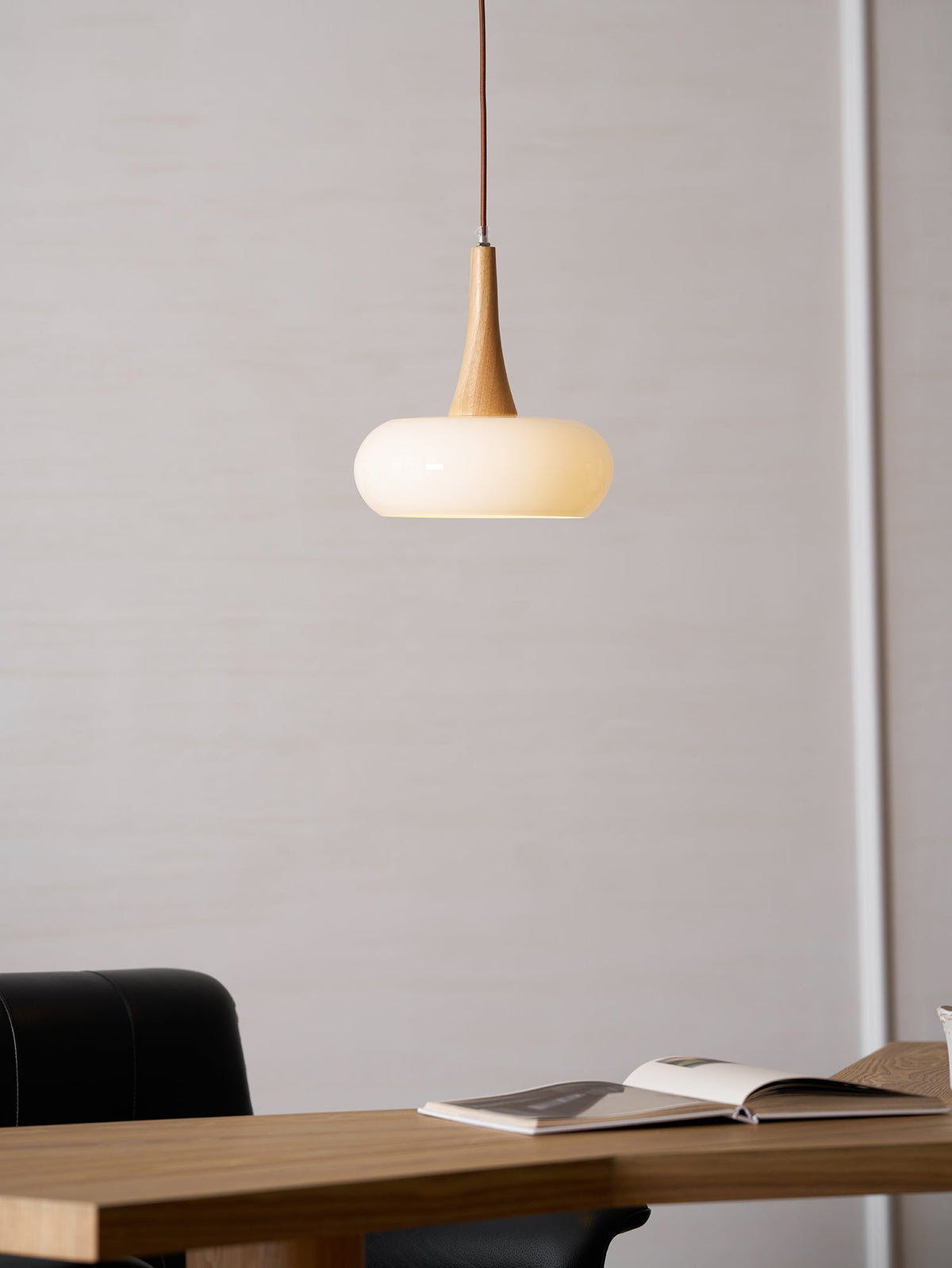 Suspension en bois et verre effet galet