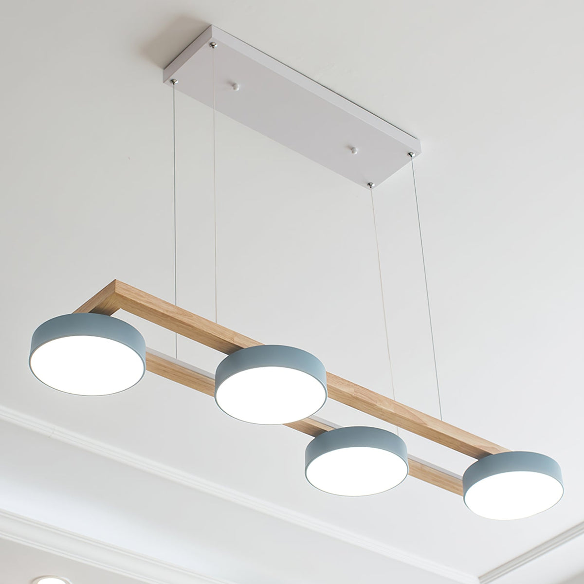 Lustre en bois linéaire avec motif d’oiseaux