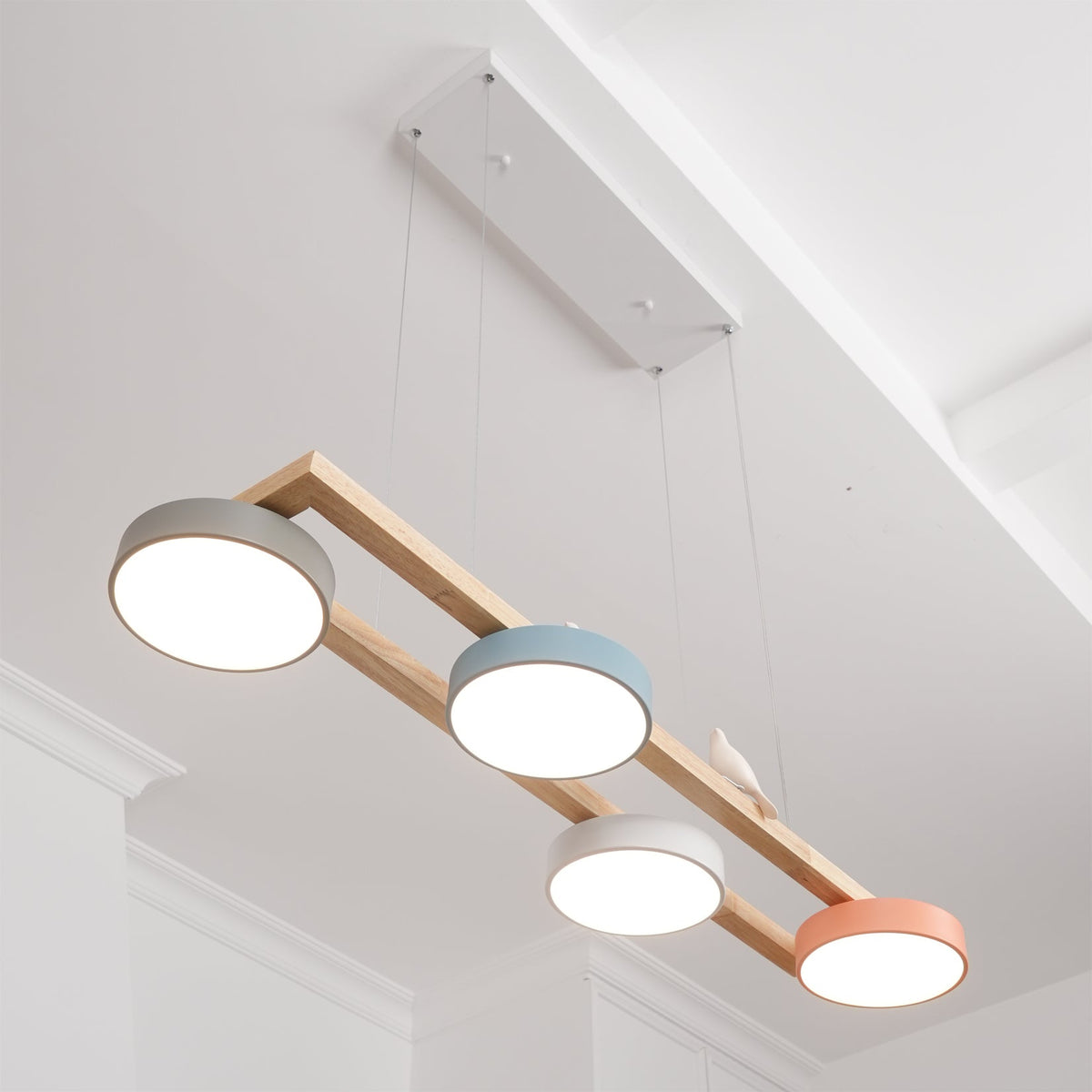 Lustre en bois linéaire avec motif d’oiseaux
