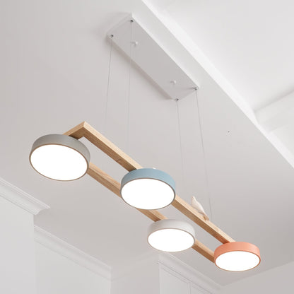 Lustre en bois linéaire avec motif d’oiseaux