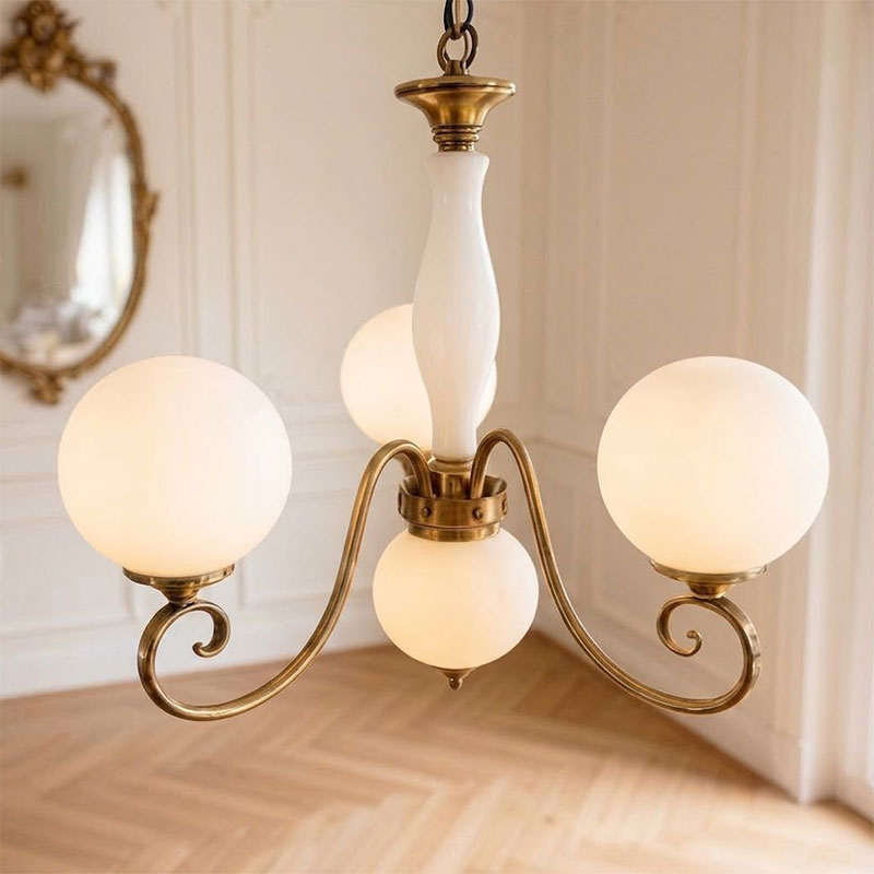 Lustre globe en laiton sculpté