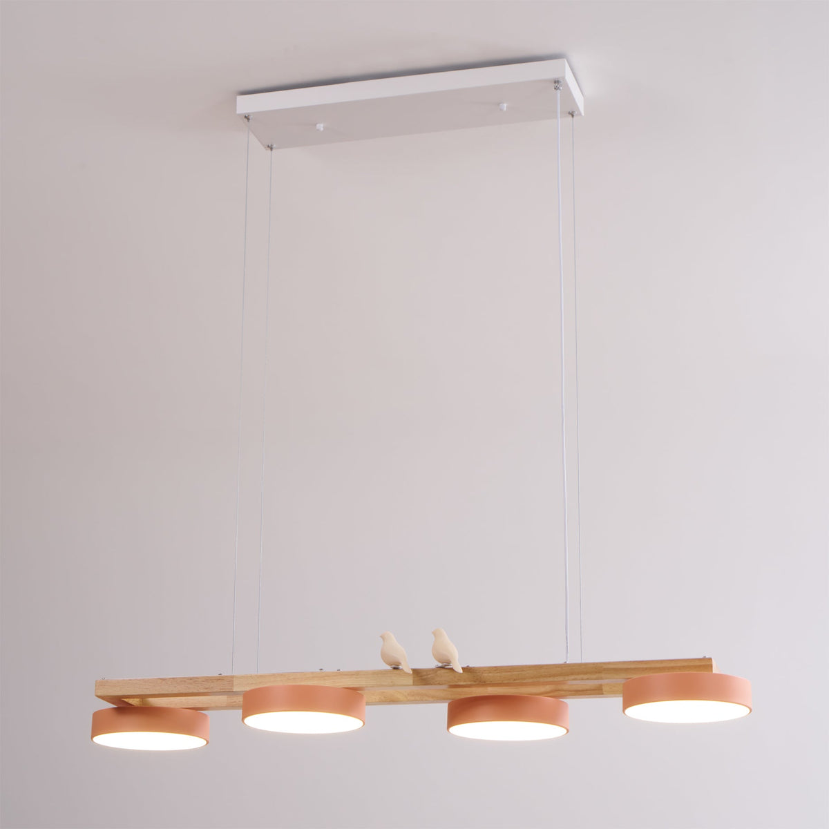 Lustre en bois linéaire avec motif d’oiseaux
