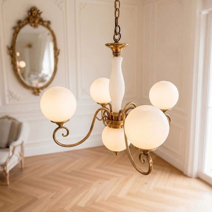 Lustre globe en laiton sculpté