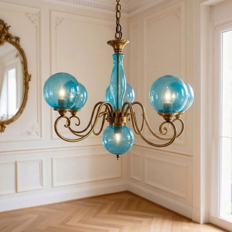 Lustre globe en laiton sculpté