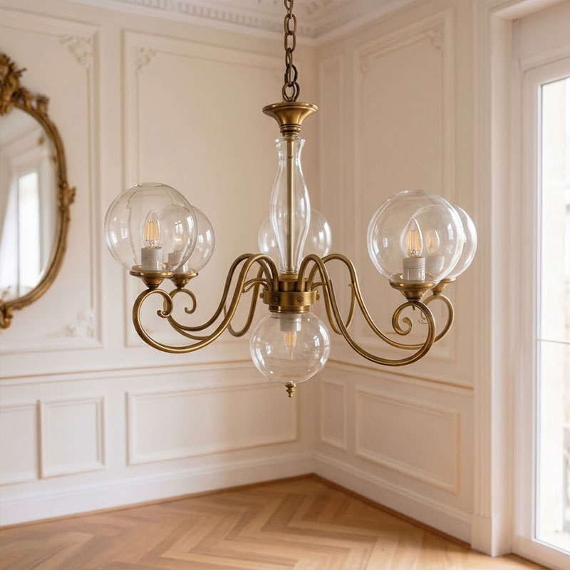 Lustre globe en laiton sculpté