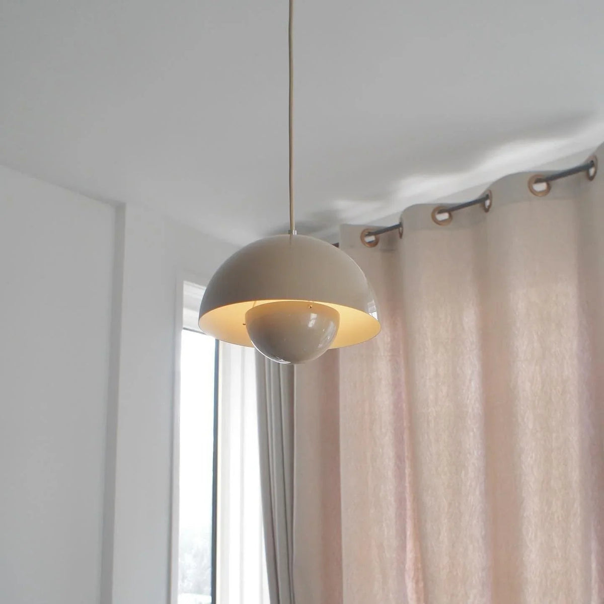 Suspension métallique à deux dômes