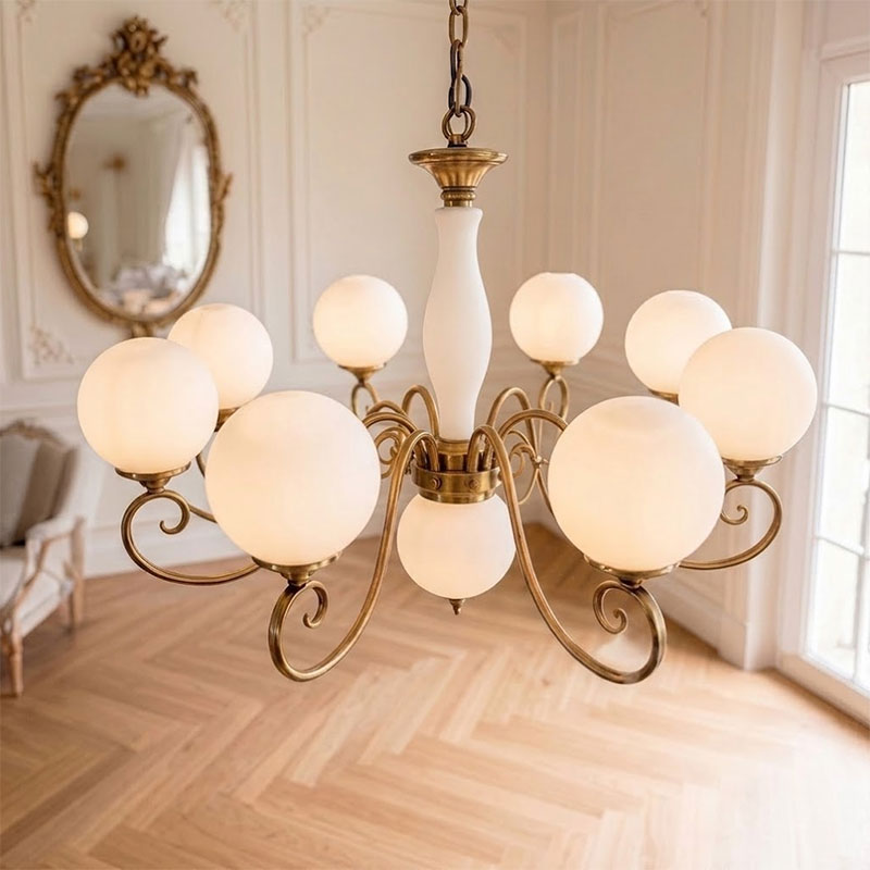 Lustre globe en laiton sculpté