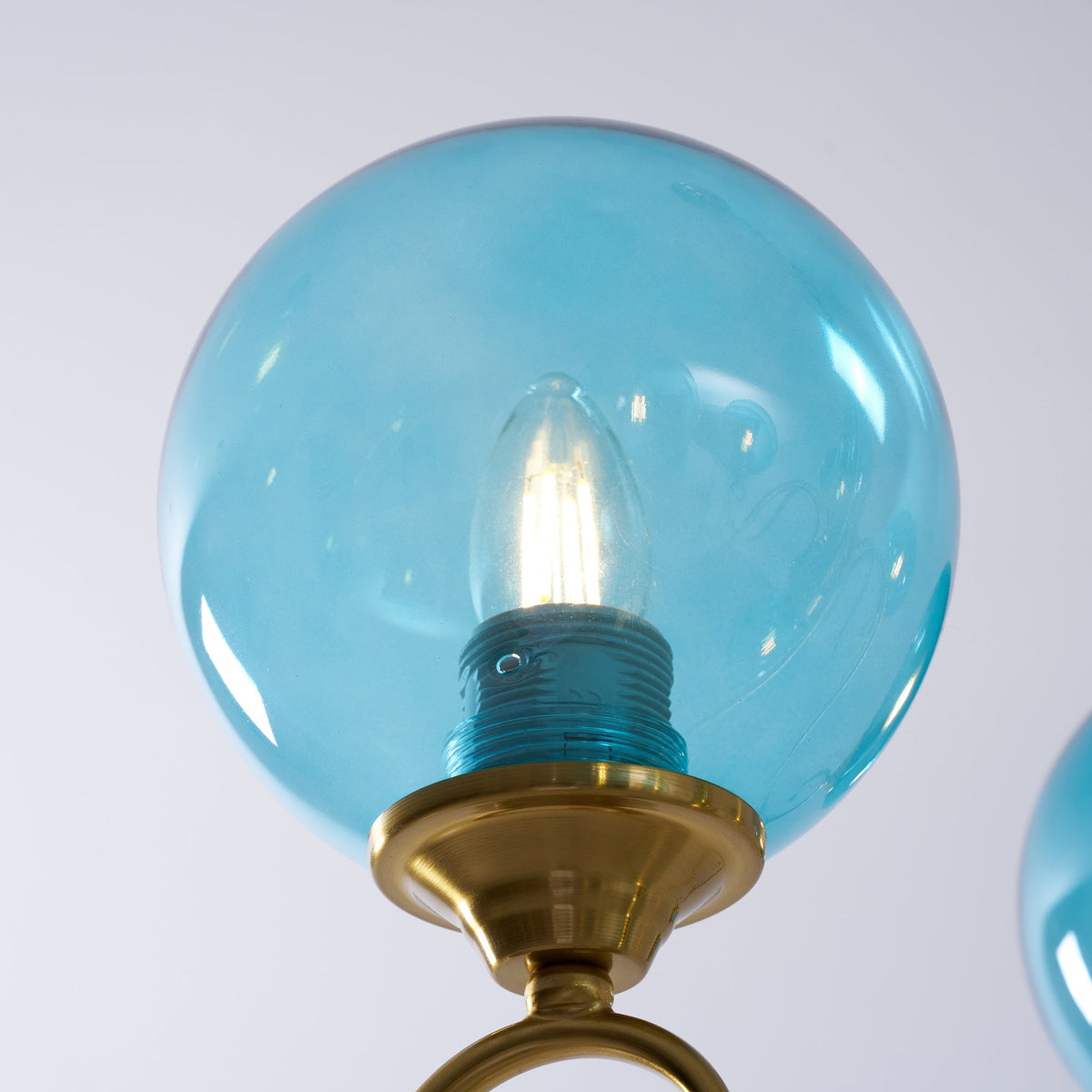 Lustre globe en laiton sculpté
