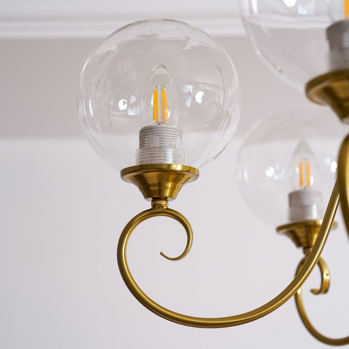 Lustre globe en laiton sculpté