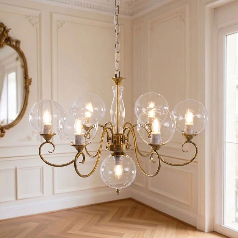 Lustre globe en laiton sculpté