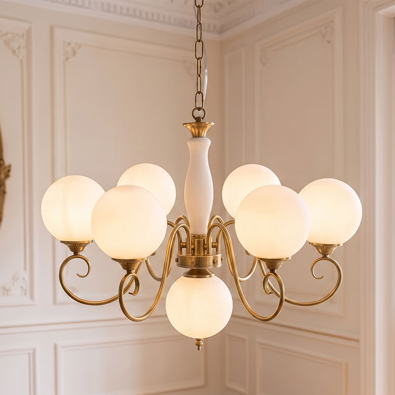 Lustre globe en laiton sculpté