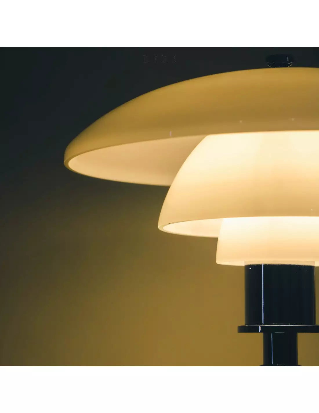 Lampe de table en métal danoise en forme de disque