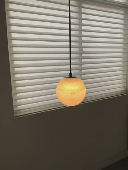 Suspension en bronze et verre albâtre