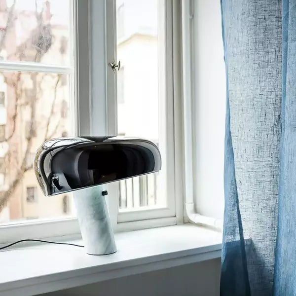 Lampe de table emblématique avec socle en marbre