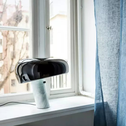 Lampe de table emblématique avec socle en marbre