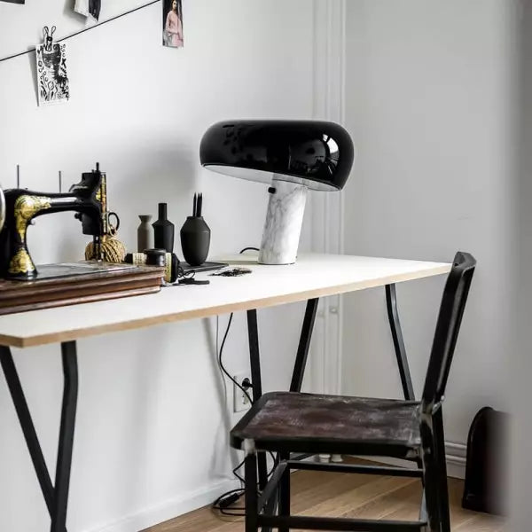 Lampe de table emblématique avec socle en marbre