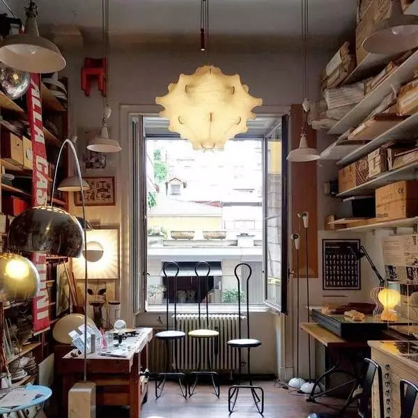 Lampe suspendue en forme de cocon sculptural